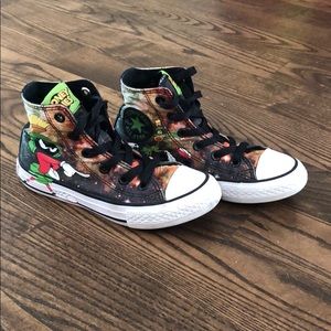 Boys Looney Tunes high top converse